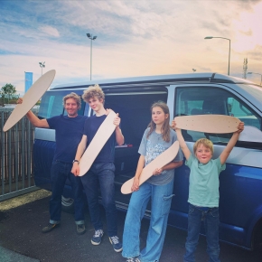 Family board build! 👨‍👩‍👧‍👧
Great work guys! We had a really fun day!

🛹Come and build your board with us🤗

🎁 Gift cards available for neat Christmas present ideas 💡 

Next available board building workshops👉 21st of December and 14th of January 
Mp or email us at info@roarockit.eu for more details.

#skateboarding #workshop #boardbuilders #diykit #diyskateboards #skatemaker #atelier #martignasurjalle #bordeaux #gifts #buildyourboard #dreamitmakeitrideit #roarockitskateboardeurope