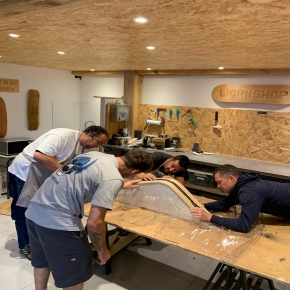 Big projects sometimes require a group effort 🤝👬😁
.
Build your dream board or other bent wood project with your friends and family this summer ☀️ 
.
💕Feel free to share your builds with us, we love to see what you are up to! 😊

👉 currently is 15% off our entire website for the summer sales and all your board building needs! Link in bio. 

#summerbuilds #summerprojects #diyskateboard #diy #woodworking #summersales #sales #custom #create #groupwork #skateboards #roarockitskateboardeurope